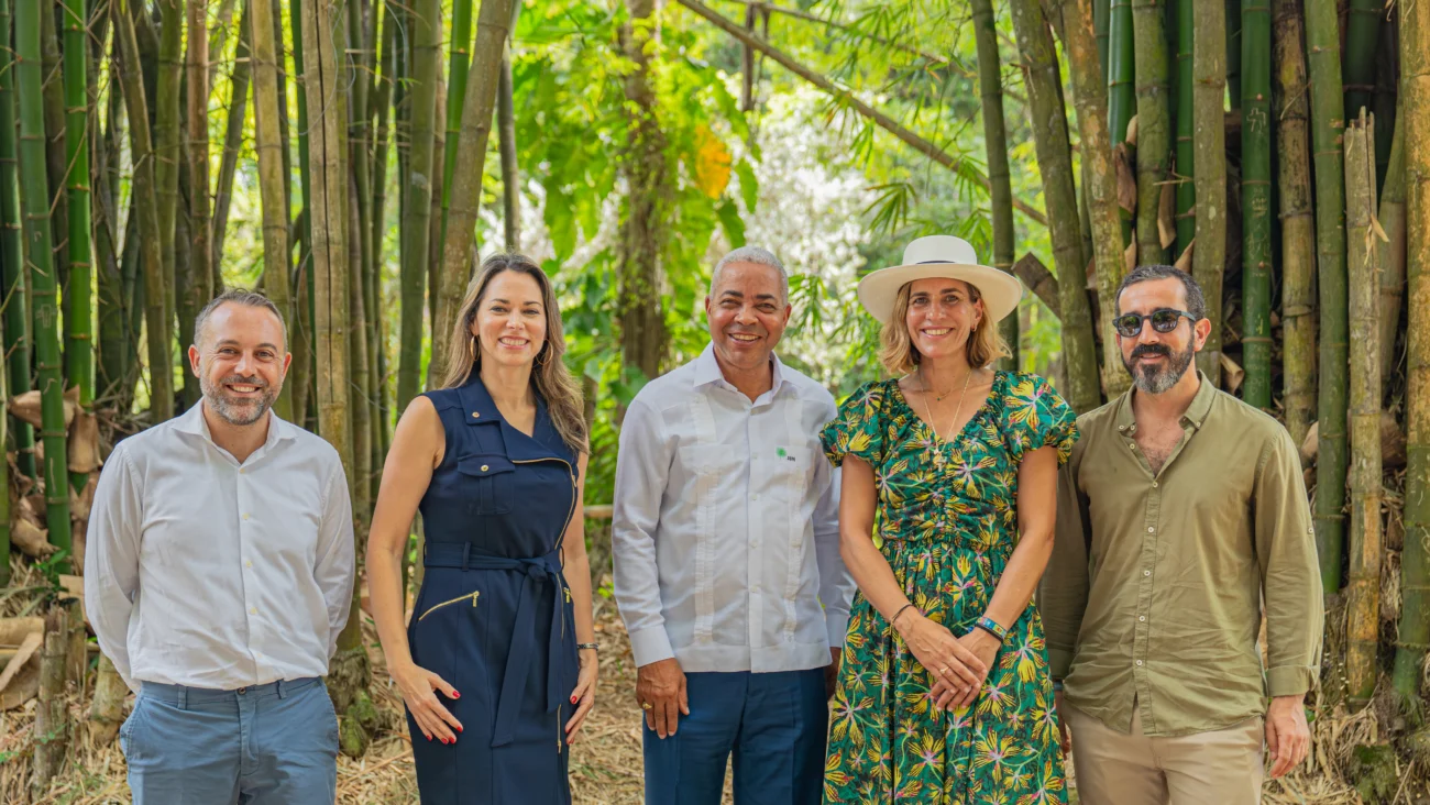Representantes-de-Eco-Bahia-junto-a-director-general-del-Jardin-Botanico-Nacional-Pedro-Nolasco-1300×732